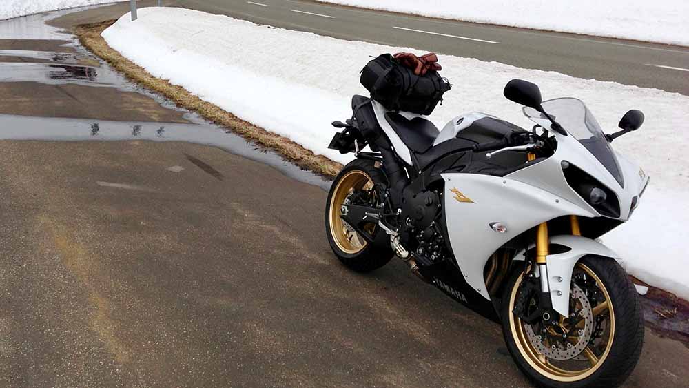 YZF-R1と雪景色